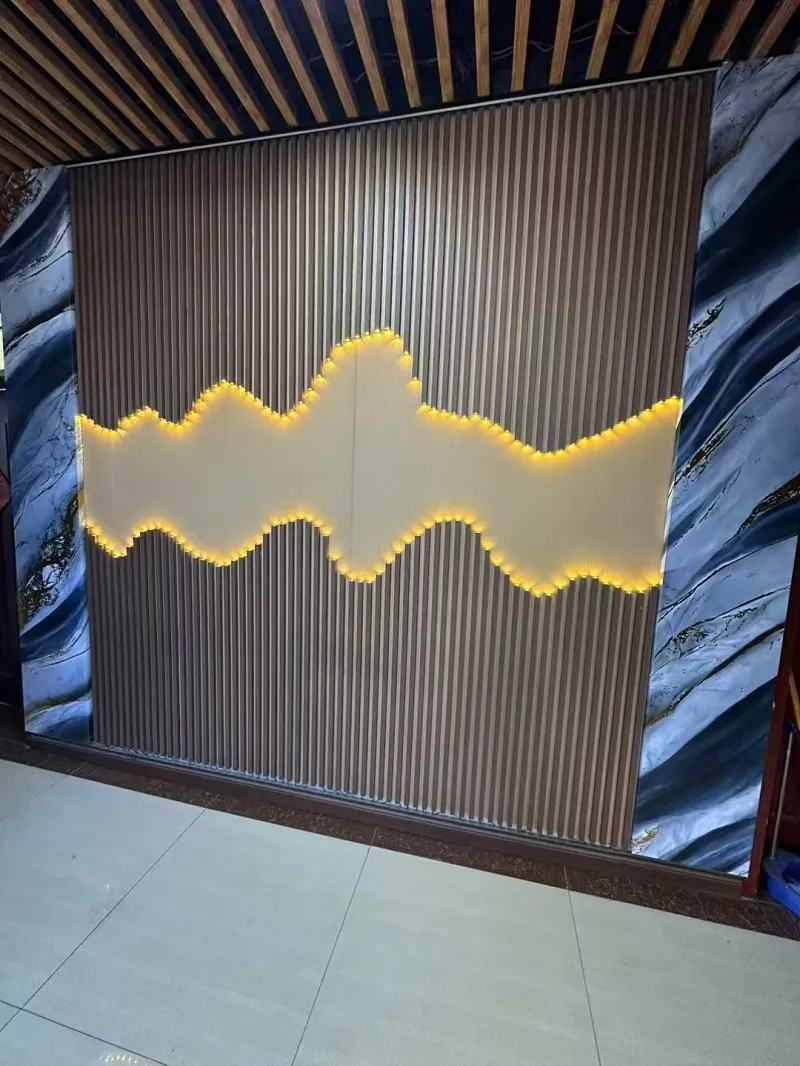 Panel kalis bunyi yang besar